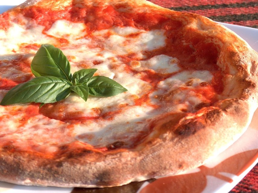Authentic Neapolitan Pizza Lesson - Wood-fired oven baking: the moment everything comes together