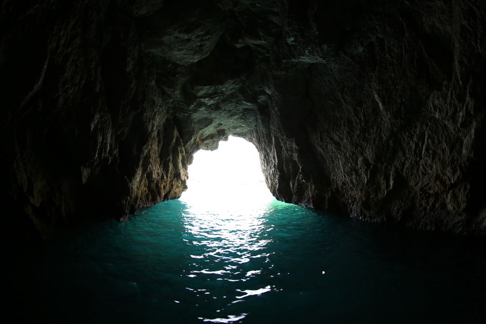 From Amalfi: Li Galli Islands and Capri Full-Day Boat Tour - Cruising the Amalfi Coast on a Gozzo Boat