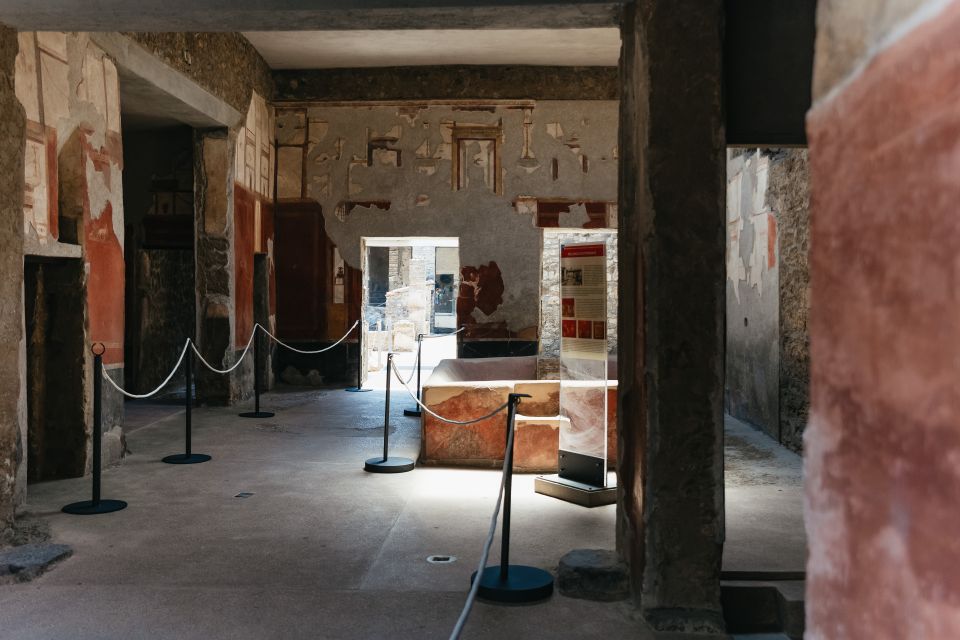 From Naples: Pompeii Ruins & Mount Vesuvius Day Tour - The pizza lunch stop: convenient, not gourmet