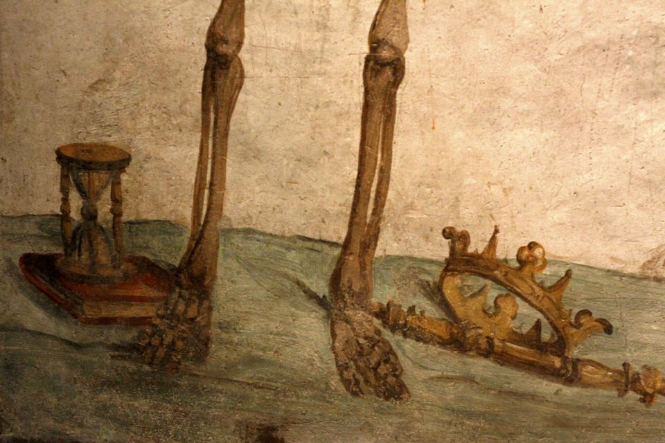 Naples: San Gaudioso Catacombs Guided Tour - 17th-century nobles and the skulls in the ambulatory