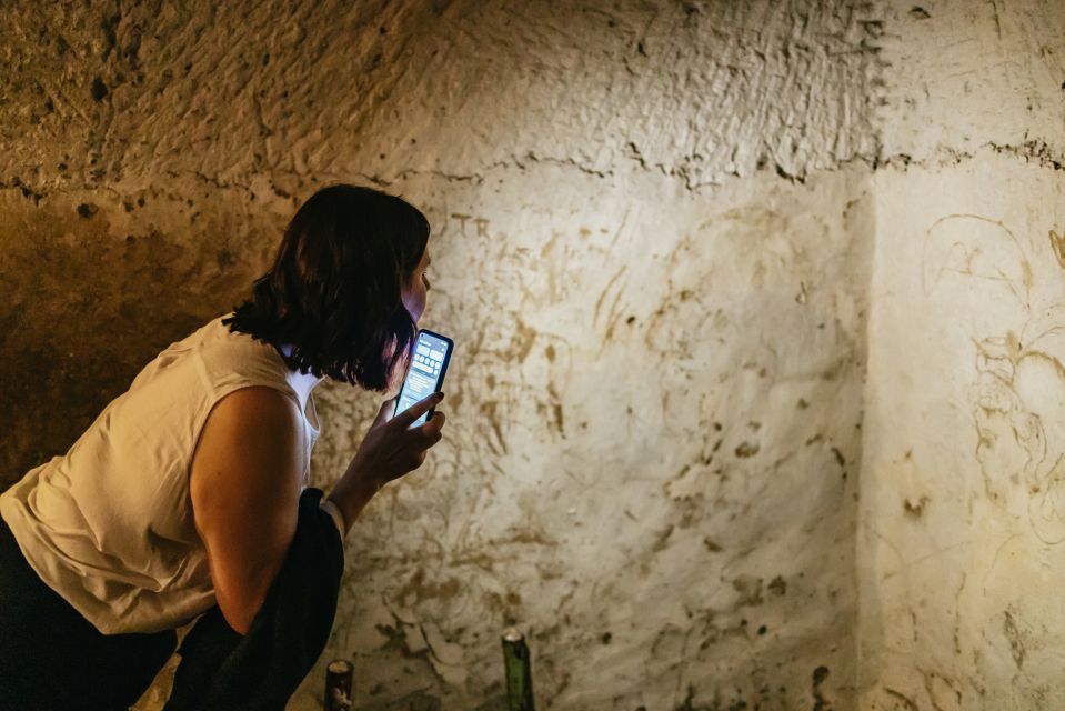 Naples: Spanish Quarters Underground Guided Tour - The Neapolitan Aqueduct Stop: Wall Writing and Water Channels