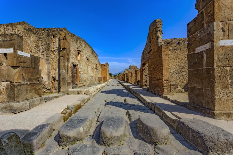 Pompeii: 2-Hour Guided Tour with an Archaeologist - A bakery stop and the strange comfort of everyday details