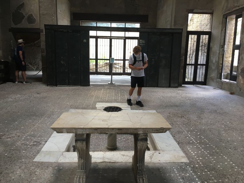 Pompeii and Herculaneum: Guided Tour with an Archaeologist - Getting to Herculaneum by Train: Small-Time Transfer, Big-Time Reward