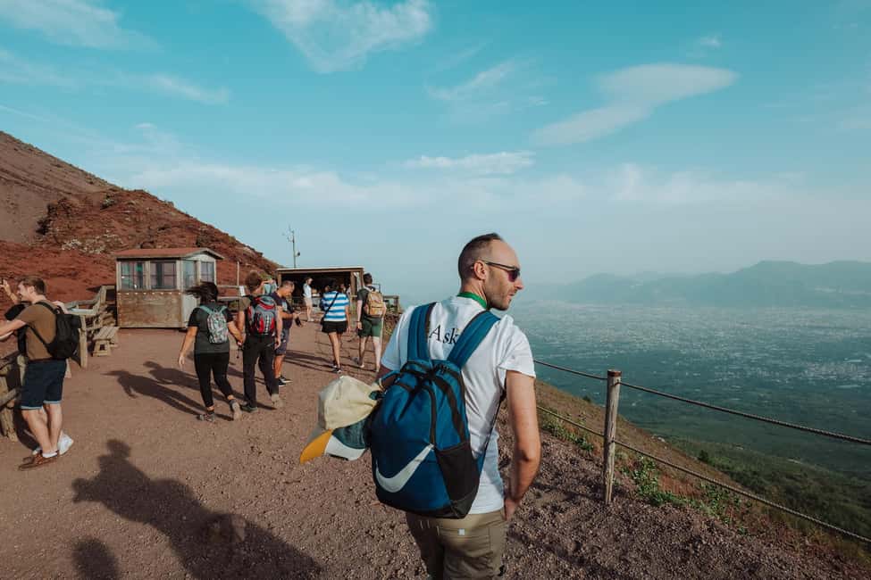 Pompeii and Mount Vesuvius excursion from Naples - Getting to Vesuvius: meeting at Starhotels Terminus and the ride out