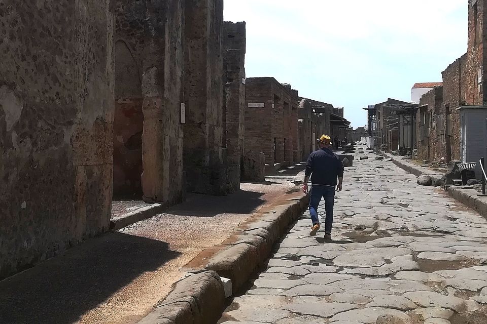 Pompeii: Guided Tour with Archaeologist with max. 12 People - Theatres, streets, and Roman shopfronts: the city before the story turns tragic