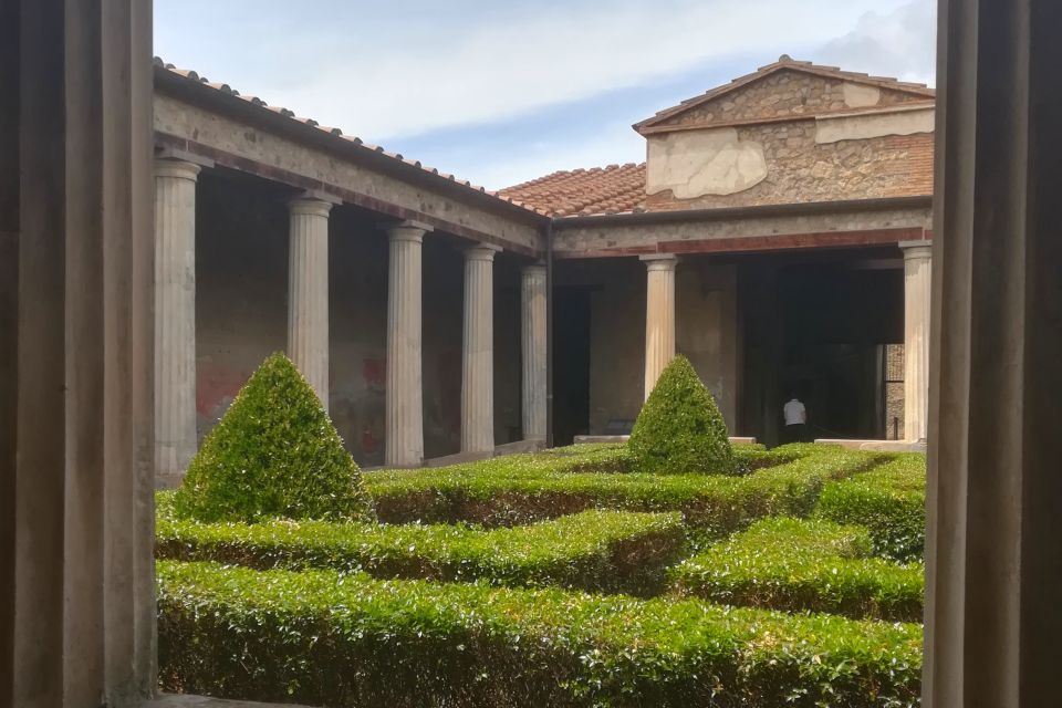 Pompeii: Guided Tour with Archaeologist with max. 12 People - Plaster casts and frescoes near the end: how the tragedy is explained