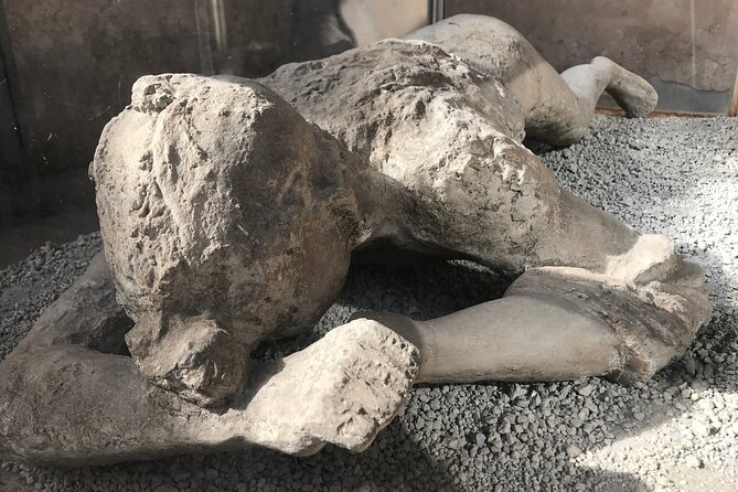 Pompeii Private Tour with an Archaeologist and Skip The Line - 3 hours - Quadriporticus and the gladiator-linked barracks area