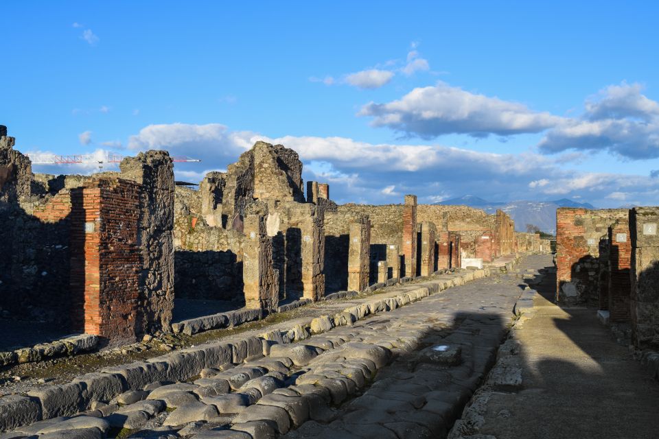 Pompeii: Skip-the-Line Entrance Ticket with Audio Guide - Frescoes, banquet spaces, and the everyday Roman home feeling
