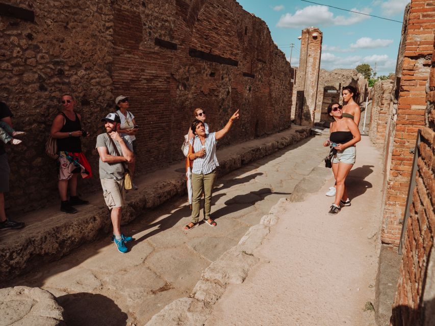Pompeii: Small-Group Tour of Pompeii and Herculaneum - Tickets, entry handling, and the real value of an archaeologist guide