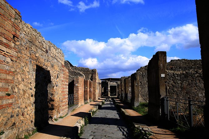 Skip the Line Guided Tour of Pompeii led by an Archaeologist - The Forum (Foro de Pompeya): markets, politics, and public life