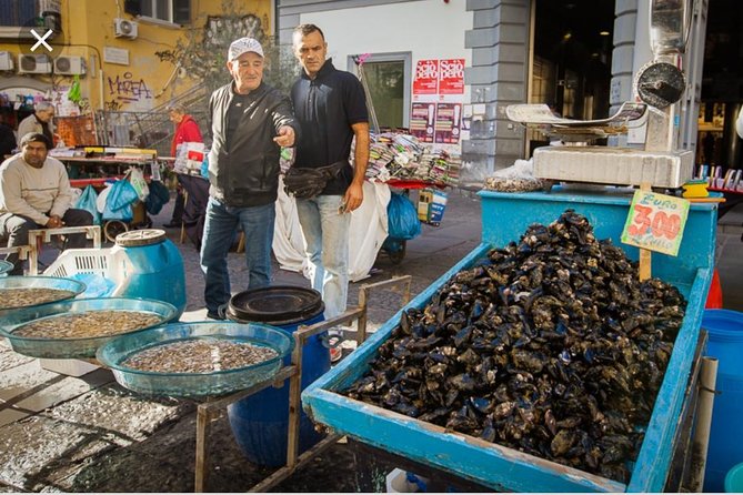 Street food in Naples with 6 Stops and Limoncello - Standing, Crowds, and Why “Small Portions” Can Be a Feature